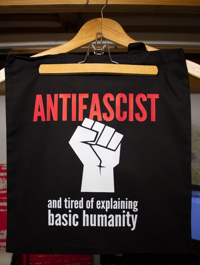 „Antifascist“ Shopping Bag (schwarz) – Bild 2