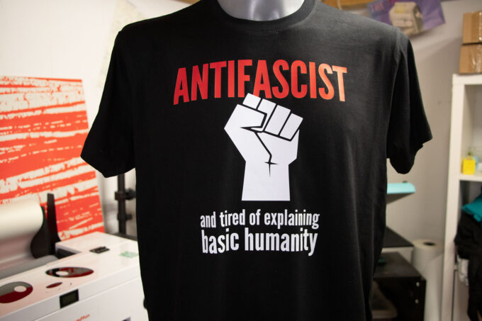 "Antifascist" T-Shirt - schwarz (Unisex/Organic/FairTrade/ÖkoTex) – Bild 2