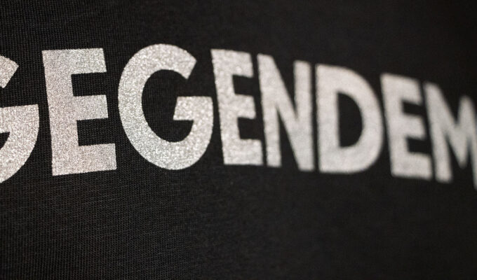 "Gegendemo" T-Shirt - Reflektionsfarbe/schwarz (Unisex/Organic/FairTrade/ÖkoTex) – Bild 2