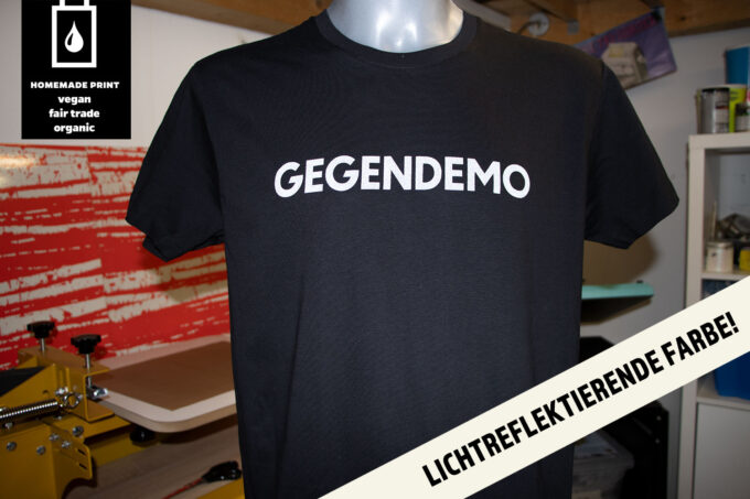 "Gegendemo" T-Shirt - Reflektionsfarbe/schwarz (Unisex/Organic/FairTrade/ÖkoTex) – Bild 3