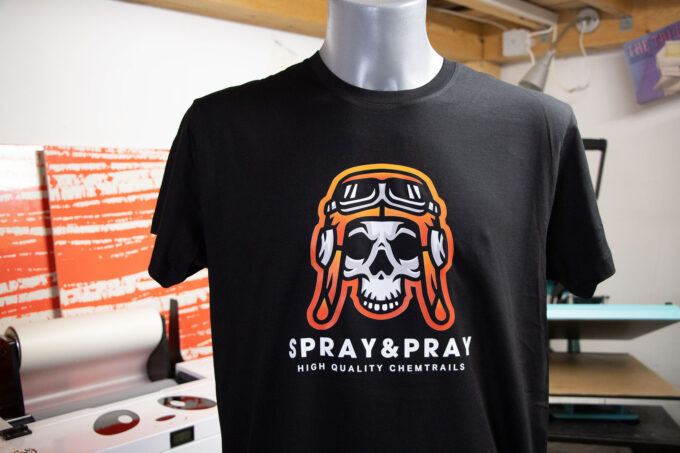 "Spray & Pray" T-Shirt (Unisex, schwarz) - Bio-Baumwolle/ÖkoTex/fairtrade – Bild 2